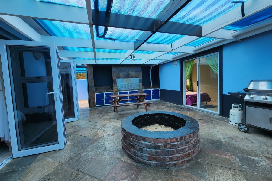 8 Bedroom Property for Sale in Wavecrest Eastern Cape